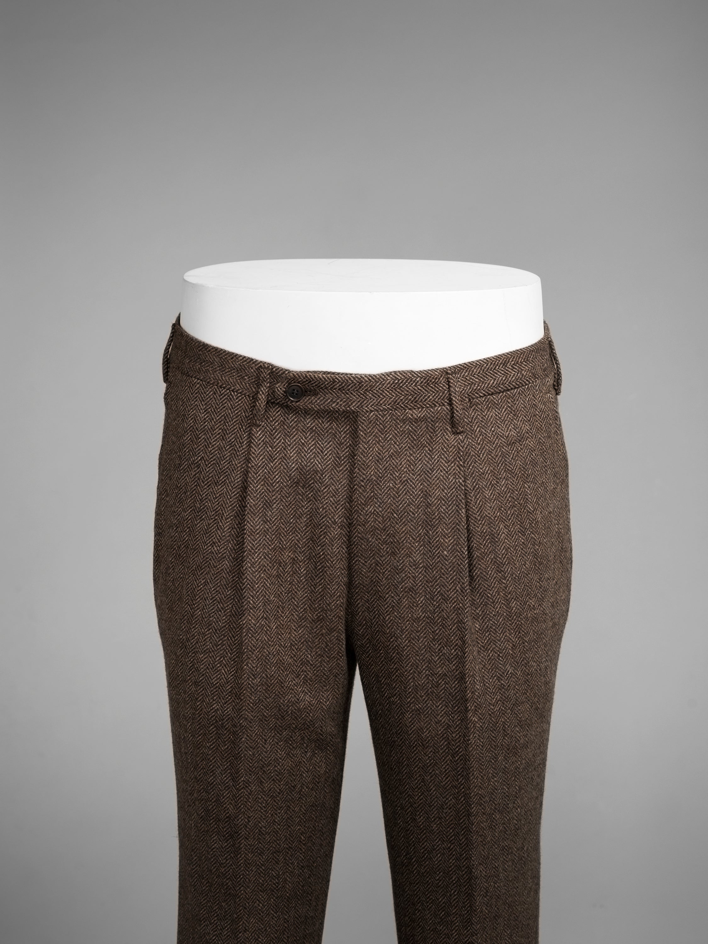 Pantaloni in lana e cashmere a spina di pesce marrone